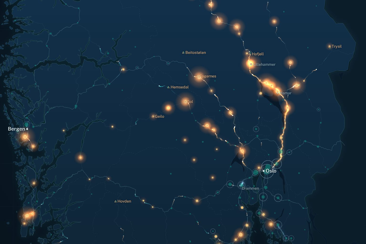 Map of southern Norway at 13:00 on Saturday 26 September 2026: amber streams of extra traffic flow from Oslo up the mountain valleys, and fast chargers in the hills glow above their normal load.