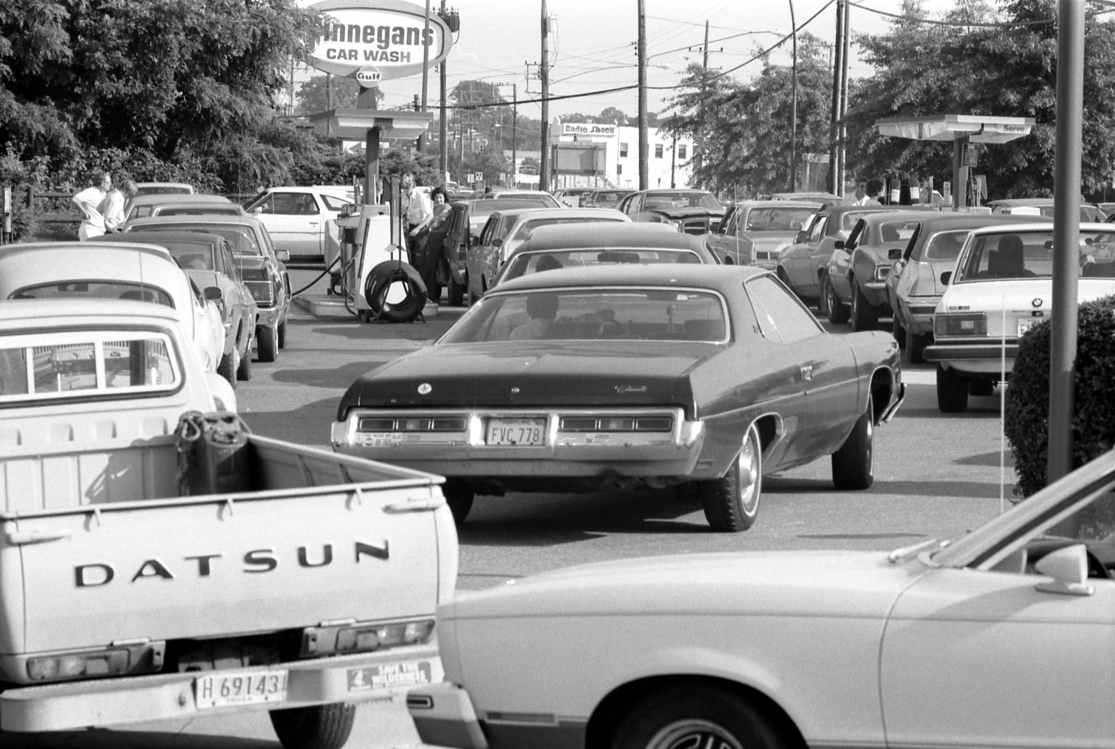 Cars queueing for fuel at a petrol station in Maryland in June 1979